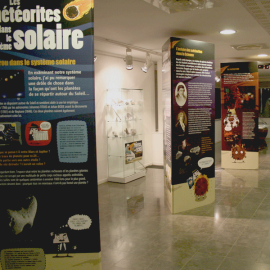 Agencement d'une exposition itinérante - Totem, arche avec éclairage intégré et emballage de transport