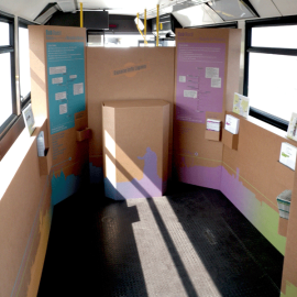 Agencement d'une exposition itinérante dans un bus de ville