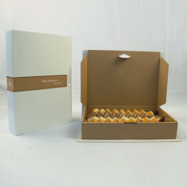 Coffret carton en forme de livre pour livraison de repas sur le lieu de travail